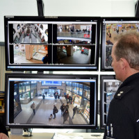 Polizeioberkommissar Anton Seitz (rechts) erläutert die Funktionsweise der neuen Videoüberwachungsanlage im Hauptbahnhof, die seit Dezember 2016 in Betrieb ist.