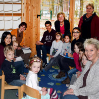 Vorleserin Mariam Waraich, Kinder, Kinderpflegerin Petra Schiemann, Vorleser Ali Hamid, Leiterin Jugendmigrationsdienst Elke Dörr, Vorleserin Zahra Hamid, Kita-Leiterin Renate Ehnis, Gabriela Heinrich MdB